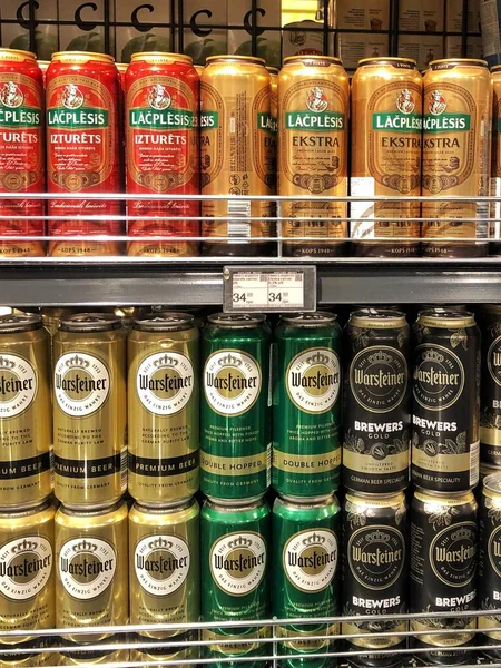 2022 ウクライナ ハリコフ スーパーマーケット食料品 スーパーにはビールの棚があり缶にはビールがたくさんあります — ストック写真