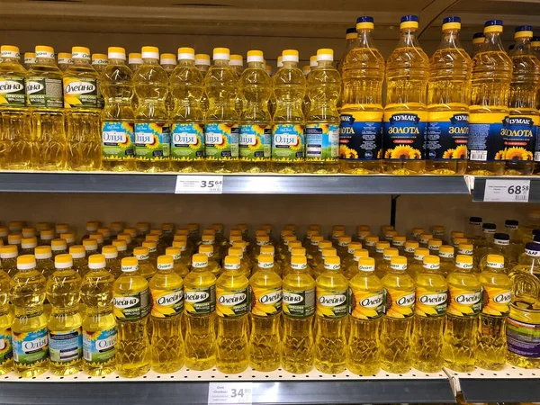 2022ウクライナ ハリコフ スーパーマーケット食料品 ウクライナのスーパーマーケットの棚の上のひまわり油 — ストック写真