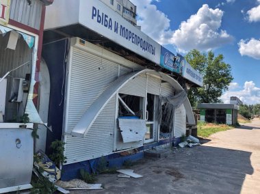 17.06.2022 Ukrayna, Harkiv, saldırgan Rusya 'nın ülkesinden şehrin bir kısmını yok etti. Ukrayna 'da savaş. Otobüs durağındaki balık dükkanını yok etti.