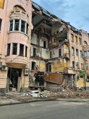 23.06.2022 Ukrayna, Harkov. Ukrayna 'da savaş. Roket saldırısından yıkılmış bir ev. Ukrayna için dua edelim, Ukrayna 'daki savaşı durduralım.!