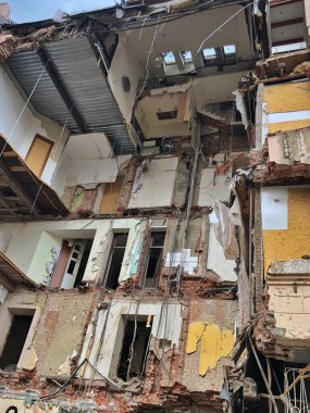 23.06.2022 Ukrayna, Harkov. Ukrayna 'da savaş. Roket saldırısından yıkılmış bir ev. Ukrayna için dua edelim, Ukrayna 'daki savaşı durduralım.!