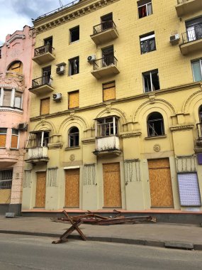23.06.2022 Ukrayna, Harkov. Ukrayna 'da savaş. Roket saldırısından yıkılmış bir ev. Ukrayna için dua edelim, Ukrayna 'daki savaşı durduralım.!