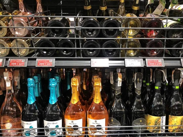 2022 Ucrânia Kharkov Supermercado Mercearia Grande Variedade Bebidas Alcoólicas Departamento — Fotografia de Stock