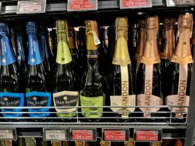 23.06.2022, Ukrayna, Harkov, market süpermarketi. Alkollü içeceklerin geniş çeşitliliği: şarap bölümü.