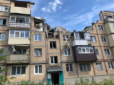 08.07. 2022, Ukrayna, Harkiv. Ukrayna 'da savaş. Roket saldırısından yıkılmış bir ev. Ukrayna için dua edelim, Ukrayna 'daki savaşı durduralım.!