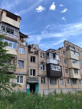 08.07. 2022, Ukrayna, Harkiv. Ukrayna 'da savaş. Roket saldırısından yıkılmış bir ev. Ukrayna için dua edelim, Ukrayna 'daki savaşı durduralım.!