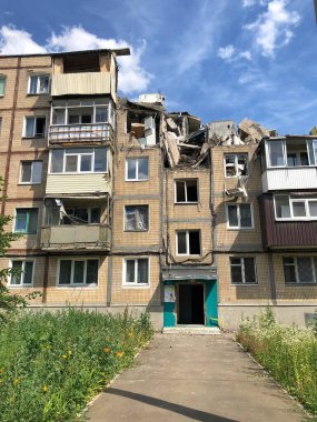 08.07. 2022, Ukrayna, Harkiv. Ukrayna 'da savaş. Roket saldırısından yıkılmış bir ev. Ukrayna için dua edelim, Ukrayna 'daki savaşı durduralım.!