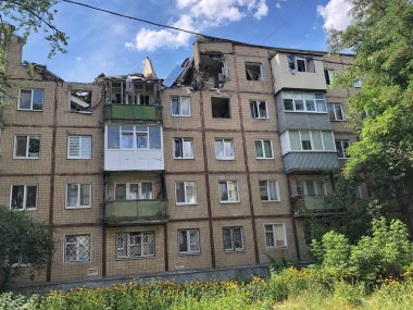 08.07. 2022, Ukrayna, Harkiv. Ukrayna 'da savaş. Roket saldırısından yıkılmış bir ev. Ukrayna için dua edelim, Ukrayna 'daki savaşı durduralım.!