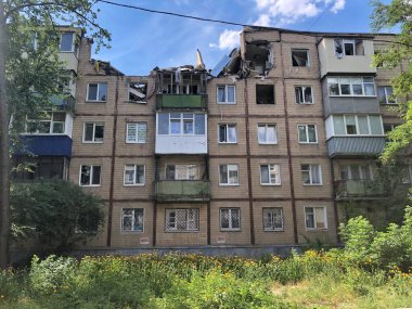 08.07. 2022, Ukrayna, Harkiv. Ukrayna 'da savaş. Roket saldırısından yıkılmış bir ev. Ukrayna için dua edelim, Ukrayna 'daki savaşı durduralım.!