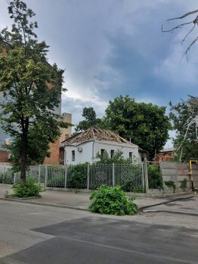 23.06.2022 Ukrayna, Harkov. Ukrayna 'da savaş. Roket saldırısından yıkılmış bir ev. Ukrayna için dua edelim, Ukrayna 'daki savaşı durduralım.!