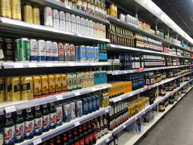 7.07.2022 Ukrayna, Harkiv, bir süpermarkette konserve biralı bir raf. 