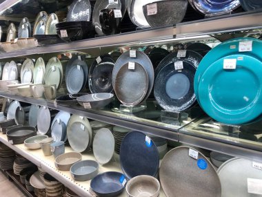 07.07.2022 Ukrayna, Harkiv, bir mağazada bulaşık dolu bir raf. güzel ve orjinal sofra takımı bir ev dükkanında