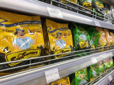 7.07.2022, Ukrayna, Harkiv ayçekirdeği bir mağaza rafında..