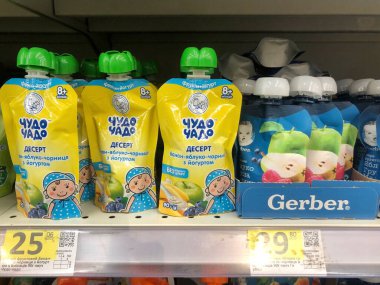 5.07.2022 Ukrayna, Harkiv, bebek püresi süpermarket raflarında