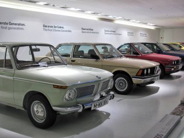 26.07.2013, Almanya, Münih, BMW Müzesi. Klasik BMW 3 serisi serisi ekranda 