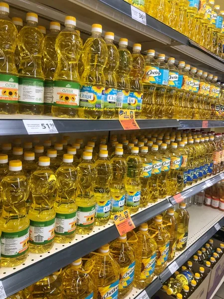 2022 Ukraine Kharkiv Shelf Supermarket Sunflower Oil Bottle Store Shelf — Foto Stock