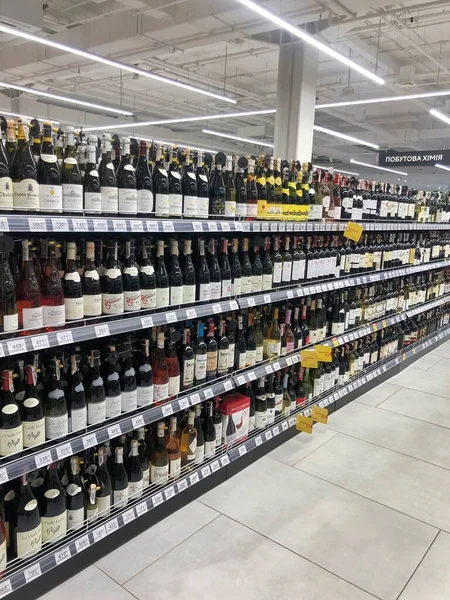 2022 Ukraine Kharkiv Large Selection Wines Different Varieties Supermarket Shelf — ストック写真