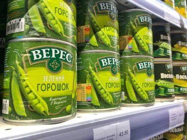 18.08.2022, Ukraine, Kharkiv, a shelf in a supermarket with canned green peas. green peas in a tin close-up