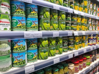 18.08.2022, Ukraine, Kharkiv, a shelf in a supermarket with canned green peas. green peas in a tin close-up