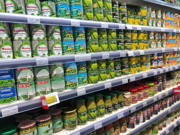 2022 Ukraine Kharkiv Shelf Supermarket Canned Green Peas Green Peas — Zdjęcie stockowe