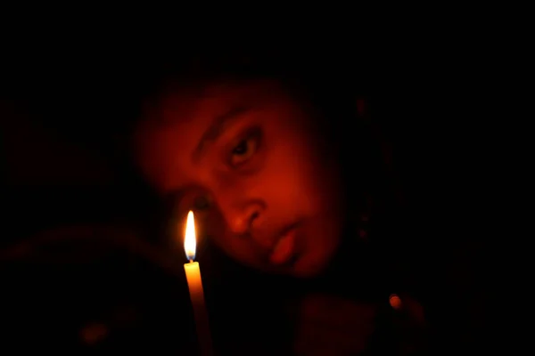 Девушка Смотрит Пламя Свечи Созерцании Грустном Настроении — стоковое фото