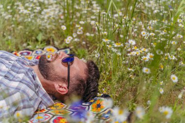 Vay be. Güneş gözlüklü bir adamın portresi..