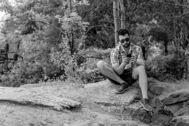 Cep telefonu. Adam cep telefonuyla konuşuyor..