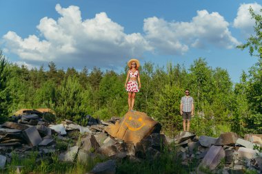 Dans ediyorum. Bir adam ve bir kadın büyük taşların üzerinde dans ediyorlar..