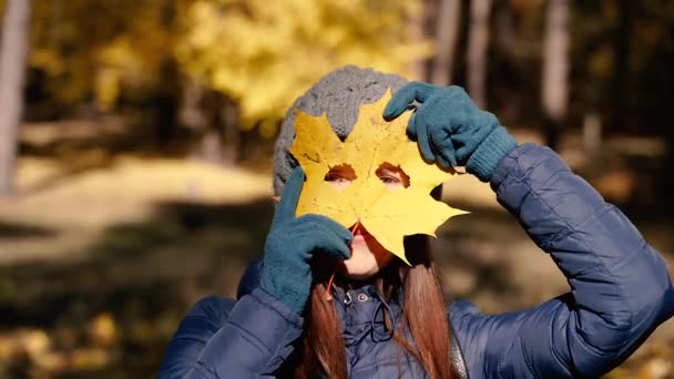 Otoño Retrato Una Mujer Con Una Hoja Amarilla Otoño — Vídeo de stock