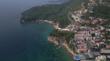 Kumsal. Karadağ 'da tatil köyü. Budva. Hava görünümü.