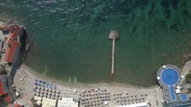 Kumsal. Karadağ 'da tatil köyü. Budva. Hava görünümü.