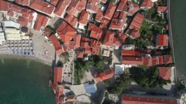 Kasaba. Eski şehir. Budva. Hava görünümü.