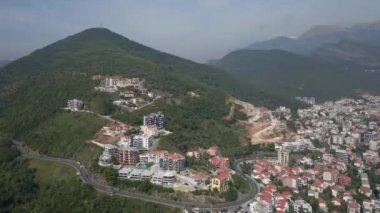 Bitmemiş binalar. Budva. Hava görünümü.