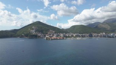 Kasaba. Eski şehir. Budva. Hava görünümü.