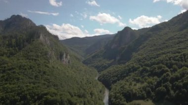 - Ev. Dağlarda bir ev. Karadağ. Hava görünümü.