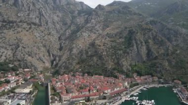 Seyahat et. Antik Kotor şehri. Karadağ. Hava görünümü.