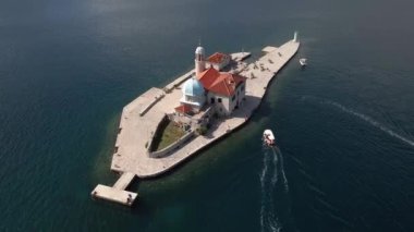 Seyahat et. Resifteki Bakire Adası 'nda. Karadağ. Hava görünümü.