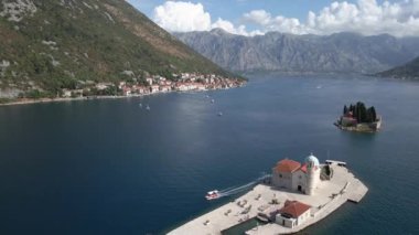 Seyahat et. Resifteki Bakire Adası 'nda. Karadağ. Hava görünümü.