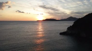 Seyahat et. Denizde gün batımı güneşi. Hava görünümü.