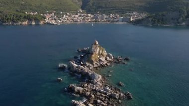 Seyahat et. Petrovac 'ın turist kasabası. Karadağ. Hava görünümü.