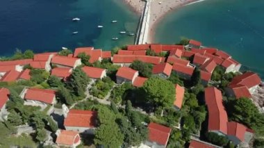 Seyahat et. Denizde gün batımı güneşi. Hava görünümü.