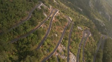 Otoyol. Dağlarda otoyol. Karadağ. Hava görünümü.