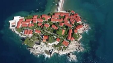 Seyahat et. Denizde gün batımı güneşi. Hava görünümü.