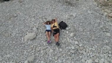 Seyahatler. Karadağ 'ı turistler geziyor. Hava görünümü.
