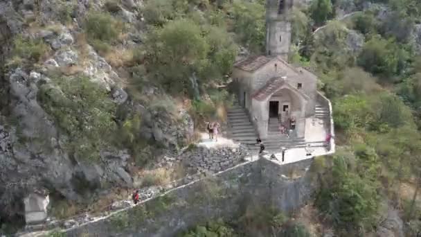 Seyahat Turistler Eski Kilisenin Yakınında Ellerini Sallıyorlar Karadağ Hava Görünümü — Stok video