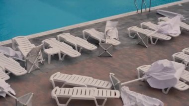 Kasırga. Güçlü bir rüzgar açık havuzun etrafına bir şeyler saçtı..