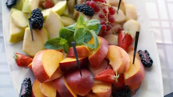Geschirr Obstteller Mit Verschiedenen Früchten — Stockvideo