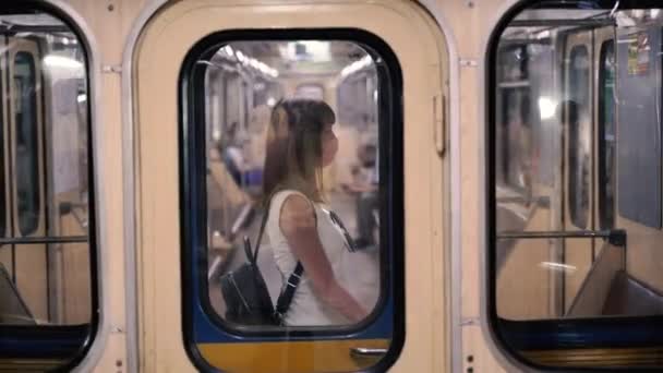 Epidemia Una Mujer Con Una Máscara Protectora Monta Vagón Subterráneo — Vídeos de Stock