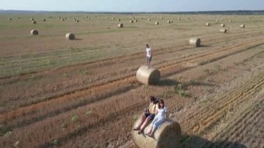 Kayalar. İnsanlar samanla kayaların üzerinde duruyor. Hava görünümü.