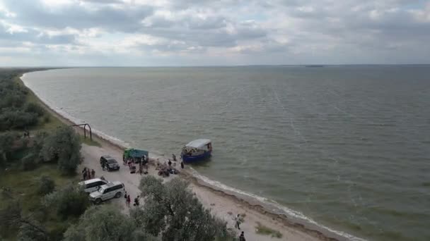 Nakliye Aracı Tekne Turistleri Kıyıdan Adaya Taşıyor Hava Görünümü — Stok video